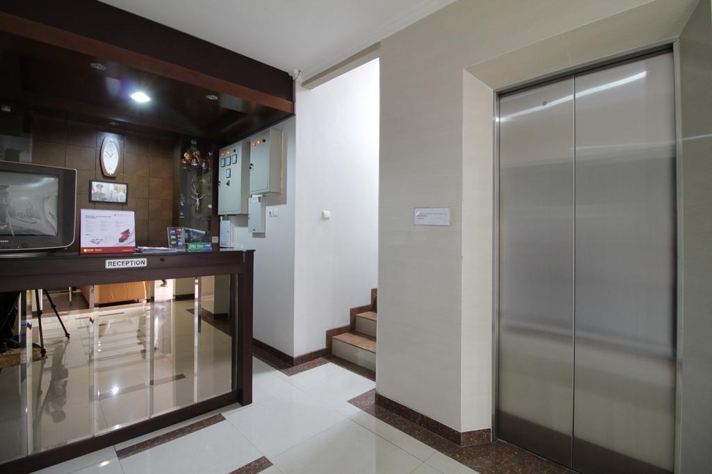 Reddoorz Plus Near Ambassador Mall Jakarta Eksteriør billede